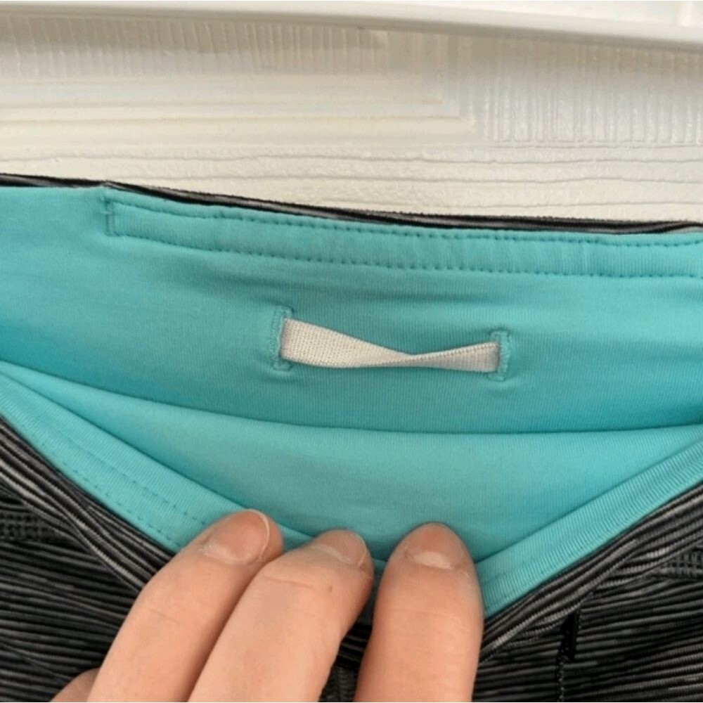 Lululemon cropped legging sheer side panel zippered pocket in back size 4 - Picture 8 of 15